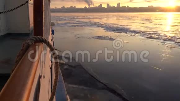货物轮渡带着货物漂浮在结冰的大河上打破了薄冰视频的预览图
