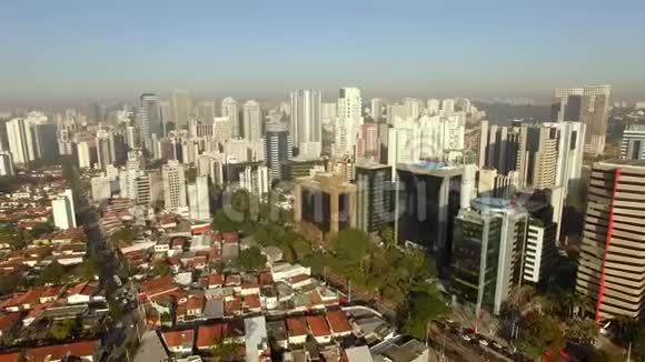 从空中俯瞰巴西圣保罗市人口稠密繁忙的城市视频的预览图