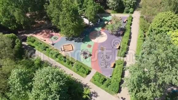 俄罗斯莫斯科SevernoyeTushino公园儿童休息区视频的预览图