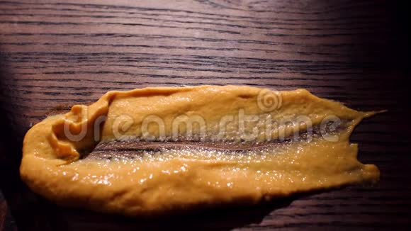 木桌上的橘子酱库存录像桌子上有肉酱美味食物概念视频的预览图
