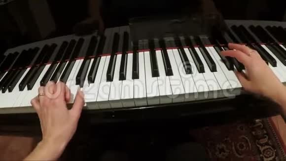 女子手在钢琴上弹奏慢音乐FDV视频的预览图