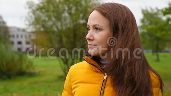 女人轮廓对公园秋天的概念视频的预览图