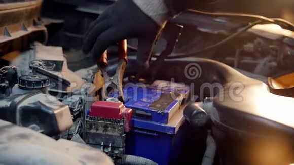 汽车服务一个机械师把电钩和电池断开视频的预览图