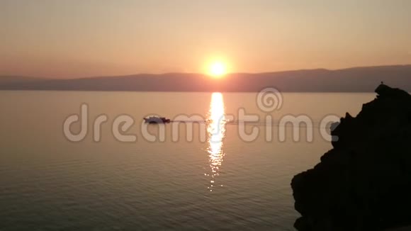 贝加尔湖全景越过水面船在夕阳下航行晚上好日落地平线视频的预览图