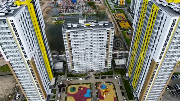 鸟瞰郊区住宅住宅开发旅途在新区上空飞行视频的预览图