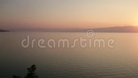 贝加尔湖全景越过水面船在夕阳下航行晚上好日落地平线夏天视频的预览图