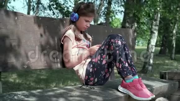 在公园里听音乐的女孩视频的预览图