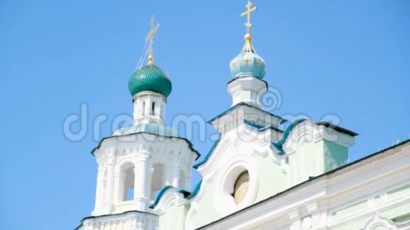 阳光明媚的一天白色教堂的景色库存录像蓝天背景上的老白教堂视频的预览图