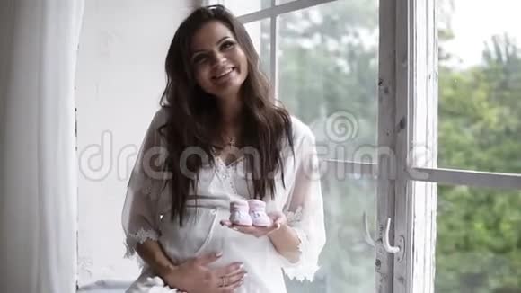 年轻孕妇的肖像怀孕爱情人和期望的概念快乐的孕妇视频的预览图