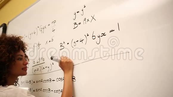 聪明的学生在白板上解决数学问题视频的预览图