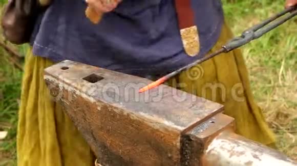 铁匠在铁匠铺的铁砧上手工锻造熔化的金属视频的预览图