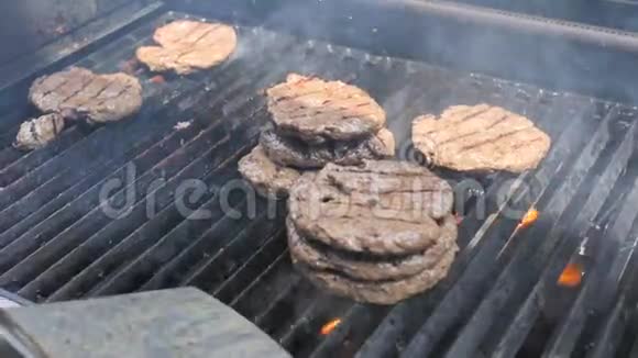 烧烤汉堡和汉堡烧烤Josper烧烤牛肉卷和鸡肉片供派对街头食品使用视频的预览图