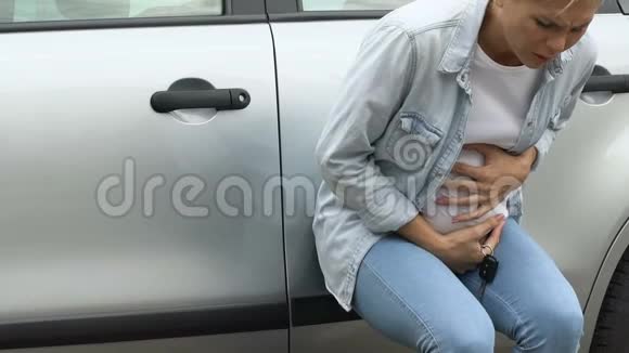 无助的孕妇有流产孤独近车早产视频的预览图
