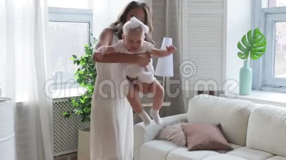 家庭幸福妈妈陪女儿玩有新生儿的女人视频的预览图