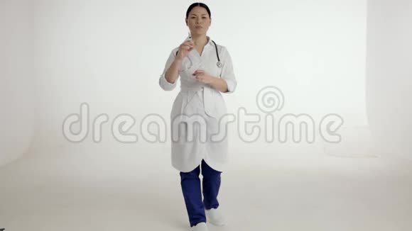 亚洲女性护士白人医疗机构视频的预览图