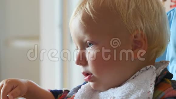令人不安的婴儿脸颊上有泪珠视频的预览图