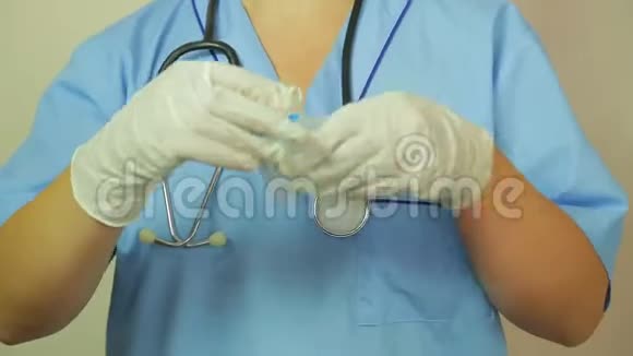 戴手套的医生戴上医疗面罩视频的预览图