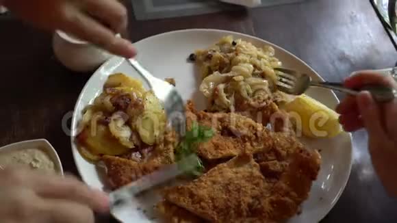 吃奥地利施尼泽尔美食用酸菜和土豆打肉视频的预览图