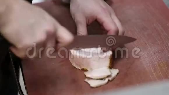 厨师在木板上切培根视频的预览图