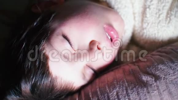 一个熟睡的婴儿的肖像视频的预览图