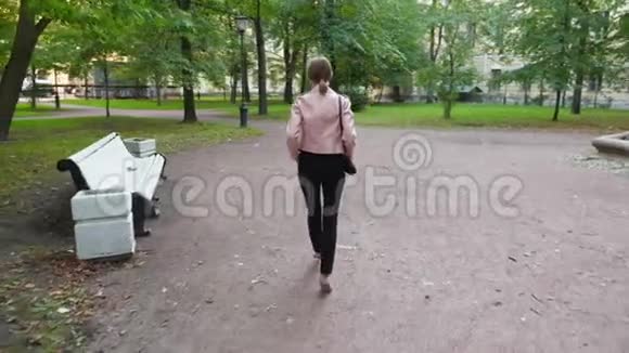 夏季公园里穿高跟鞋走路的优雅时尚模特女孩视频的预览图