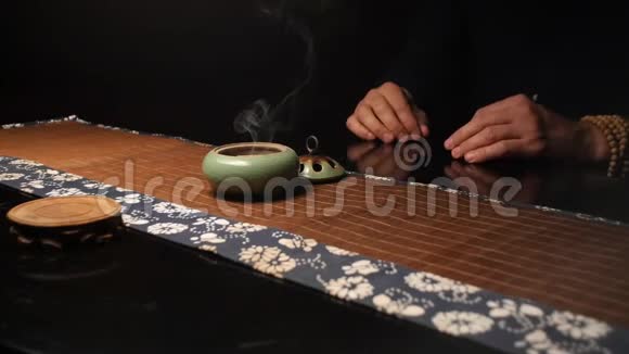 茶道大师把一个盛有香的容器视频的预览图