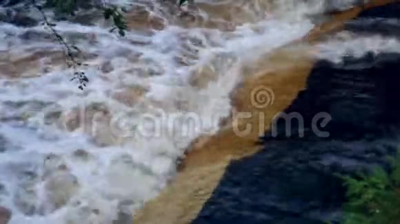 强烈的棕色肮脏的雨水流视频的预览图