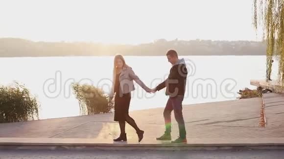 快乐的一对夫妇在湖边散步女主角男友视频的预览图