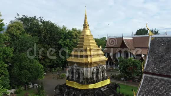 鸟瞰泰国清迈的老历史遗址蒋满寺视频的预览图
