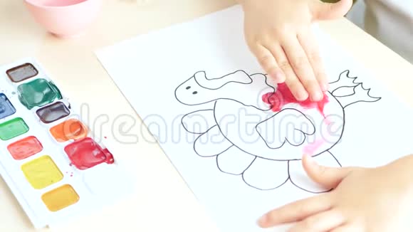 孩子用手指在纸上涂上水彩视频的预览图