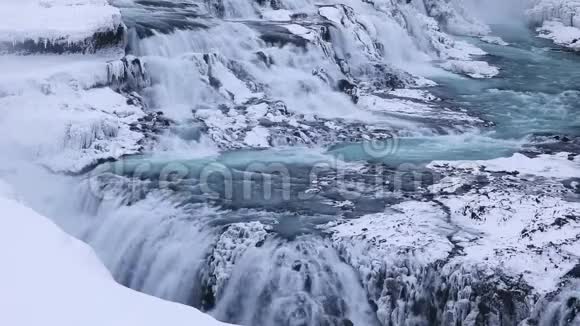 美丽的海鸥瀑布冰岛黎明时分的冬景视频的预览图
