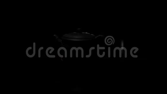 一个由昂贵的粘土制成的茶壶在光线下视频的预览图