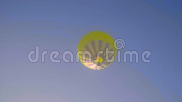 4K蓝天背景下的热气球视频的预览图