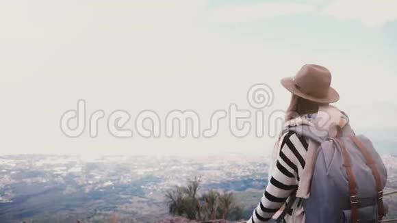 在意大利维苏威火山顶部令人难以置信的自然景色中兴奋的女性旅行者张开双臂站在那里视频的预览图