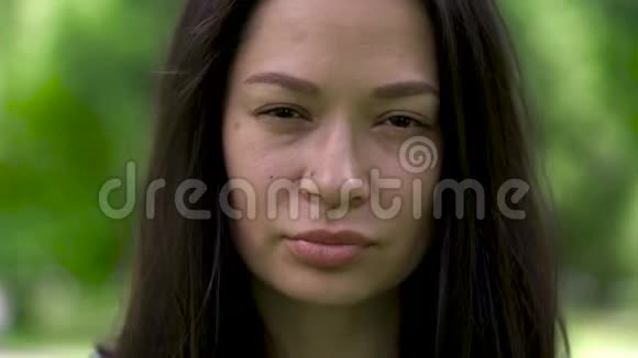 一个亚洲女人的肖像眼睛里有一个形象几乎看不到的眼泪特写镜头视频的预览图