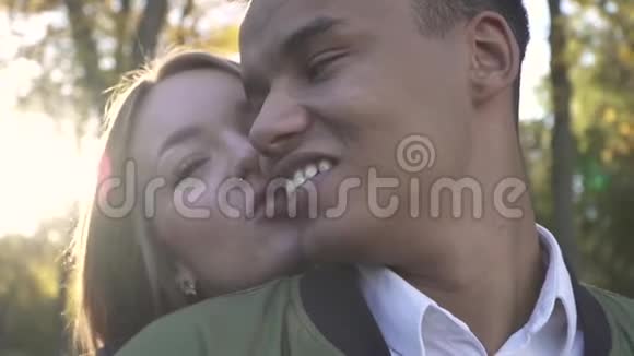 白人女孩吻她的非裔美国男友视频的预览图