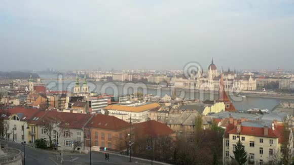 匈牙利议会大厦多瑙河和城市景观的鸟瞰图视频的预览图