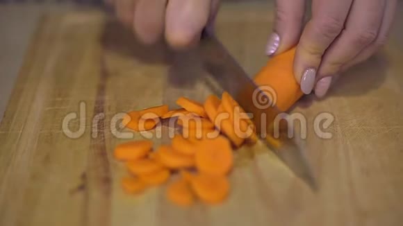 女厨师切胡萝卜做素菜健康健康食品视频的预览图