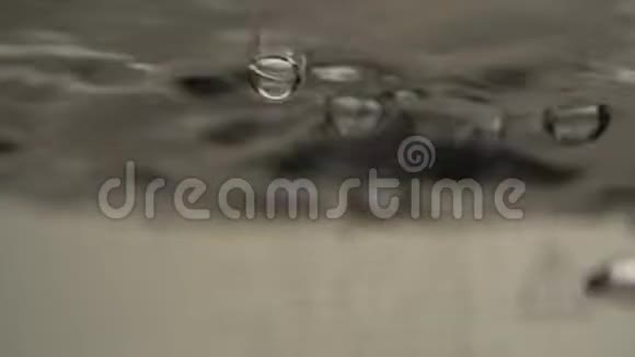 沸水的气泡中国茶道仪式视频的预览图
