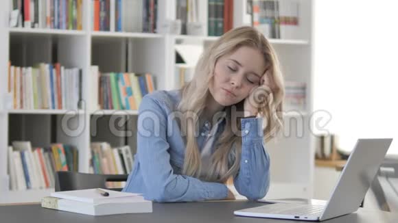睡在工作中的疲惫的年轻女子视频的预览图