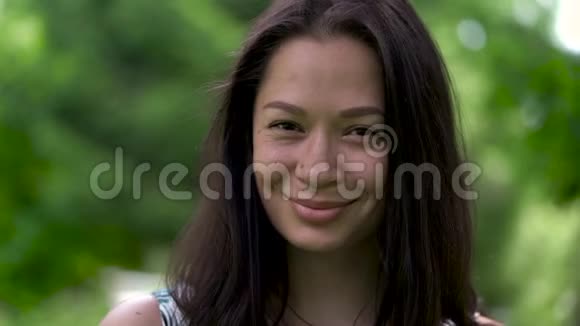 一幅可爱的亚洲女人的肖像带着美丽的微笑和顽皮的表情视频的预览图