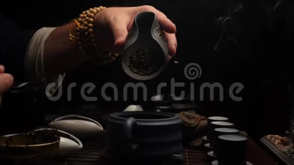 把茶倒进泥茶壶是另一种方法视频的预览图