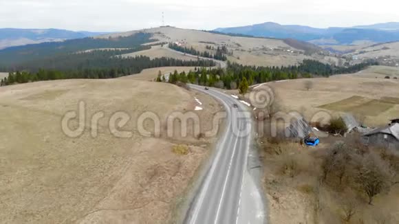 两辆汽车在山里的路上行驶视频的预览图