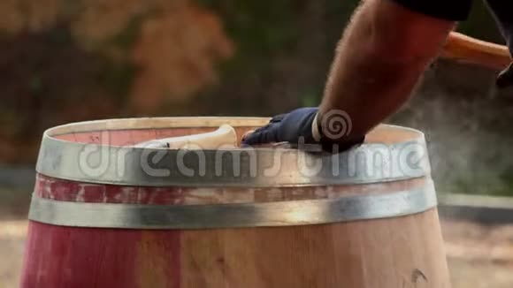 库珀制造桶关闭桶顶视频的预览图