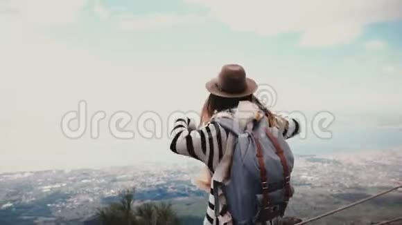 后景兴奋的旅游妇女来到令人惊叹的山顶风景在维苏威火山在意大利双臂张开视频的预览图