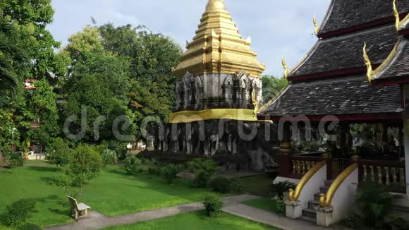 鸟瞰泰国清迈的老历史遗址蒋满寺视频的预览图