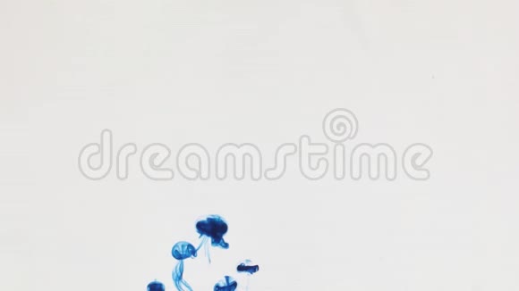 蓝墨水在水下从下往上滴视频的预览图