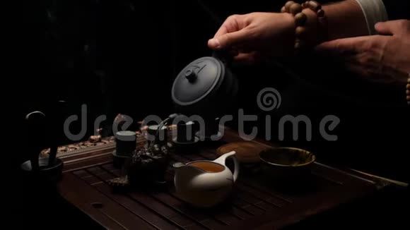 把茶倒进杯子里中国茶道仪式视频的预览图