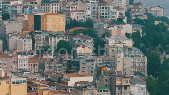 来自加拉塔塔的拥挤的伊斯坦布尔城市鸟瞰图有许多不同屋顶的全景视频的预览图
