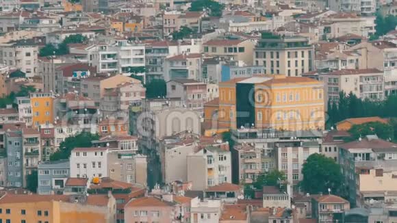 从加拉塔塔俯瞰伊斯坦布尔有许多不同屋顶的城市全景视频的预览图